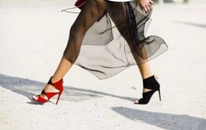 ¡Alerta de tendencia! Los zapatos disparejos se llevarán el 2020