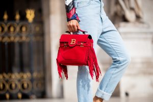Bandolera con flecos: Así es la cartera que querrás llevar esta temporada