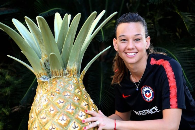 Christiane Endler sorprende con foto artística en redes sociales