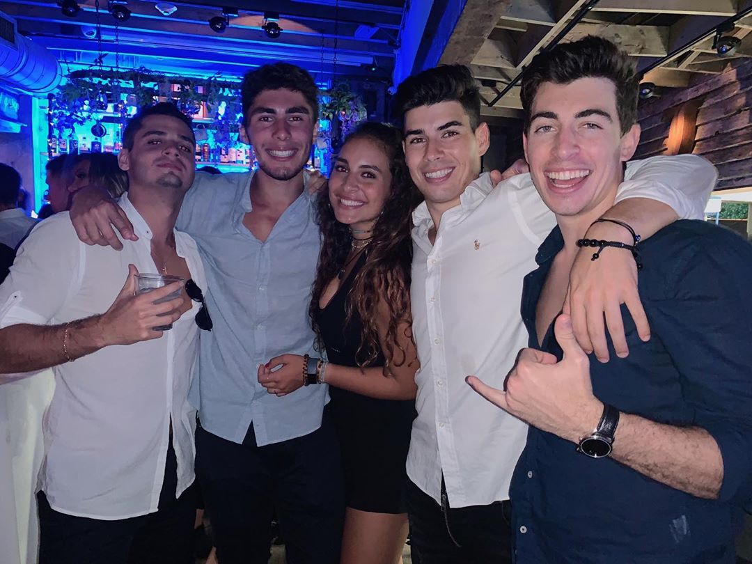 Isadora junto a amigos y hermano