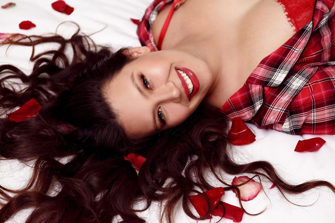 Michelle Carvalho muestra orgullosa sus curvas en sesión fotográfica