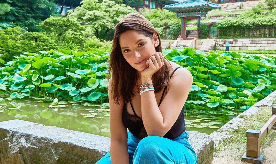 Kel Calderón saca aplausos con foto en traje de baño