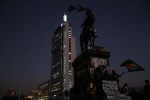Viralizan supuesta actividad paranormal en Plaza Baquedano