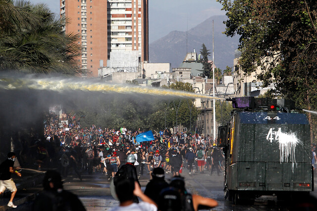 manifestantes carabineros