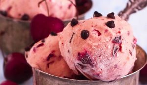 ¡Ideal para el calor! Prepara este fácil helado de yogurt y cerezas