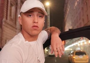 Cantante Pablo Chill-E fue detenido en Aeropuerto de Santiago por orden pendiente