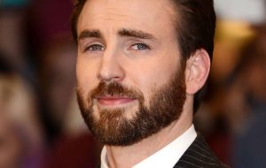 El guapo hermano menor de Chris Evans que se robó las miradas en los Globos de Oro