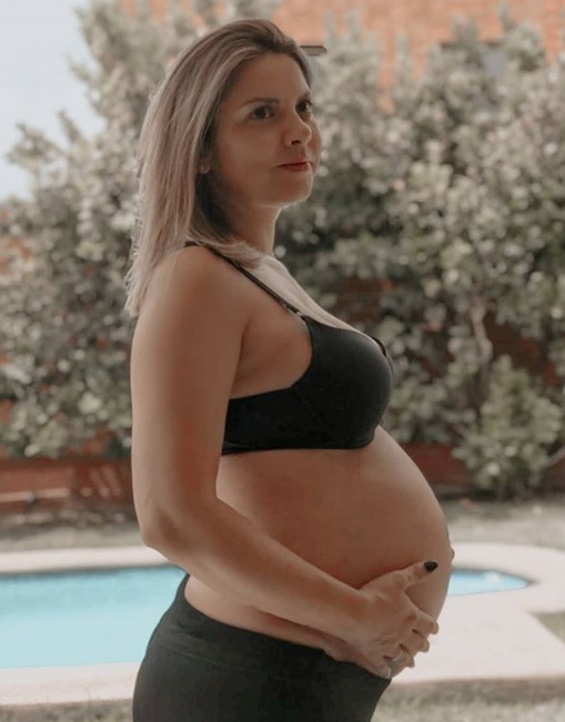 Nicole Perez luce su avanzado embarazo 