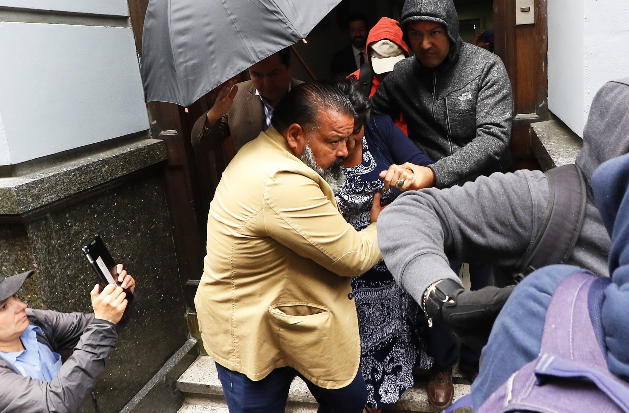 Alcaldesa Virginia Reginato fue atacada por manifestantes en tribunales