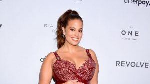 Con esta bella postal la modelo plus size Ashley Graham presentó a su primer hijo