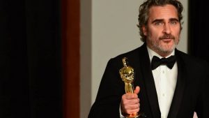 Muy sencillo ¡Así celebró Joaquin Phoenix su premio Oscar!