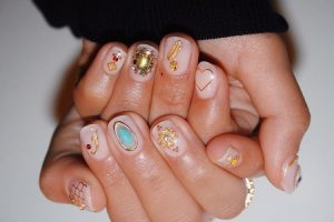 Manicure tesoro: Conoce la nueva y extravagante tendencia en nail art