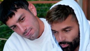 El apasionado beso de Ricky Martin y su esposo en nuevo video de Residente