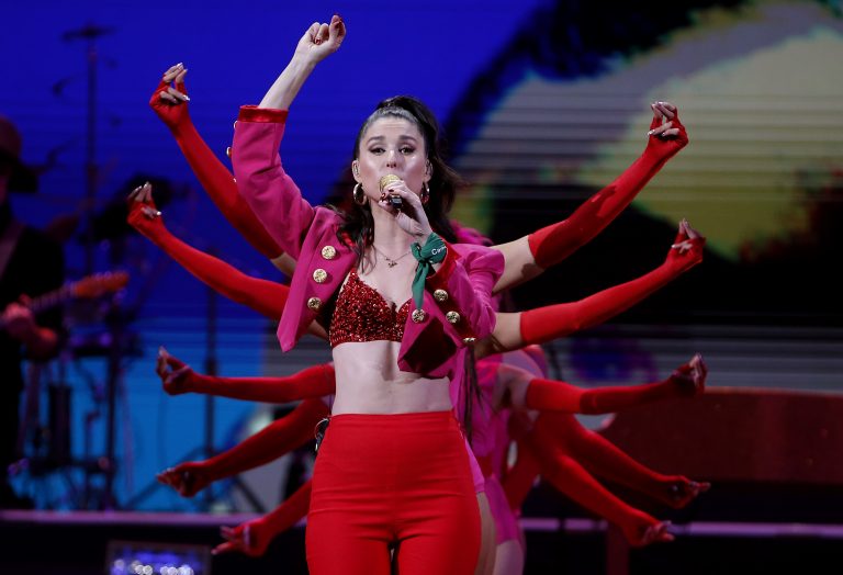 Francisca Valenzuela aludió a las consignas sociales con su chaqueta en Viña 2020