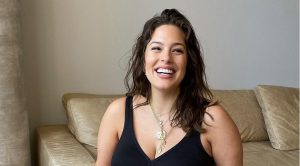 Ashley Graham mostró orgullosa las estrías tras su embarazo con potente imagen