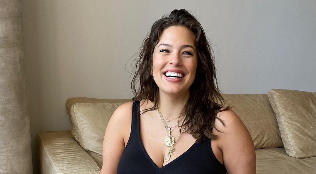Ashley Graham mostró orgullosa las estrías tras su embarazo con potente imagen