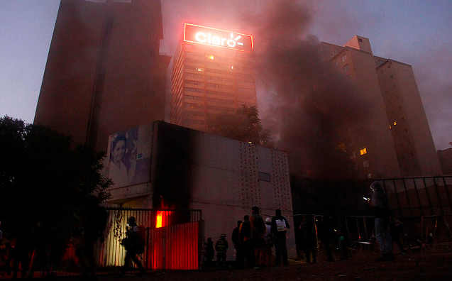 Museo Violeta Parra afectado por incendio en medio de manifestaciones
