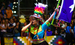 "Las Tesis" emocionaron con nueva intervención en el Carnaval Andino de Arica