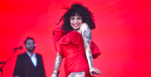 Medio español elogia a Mon Laferte por su desempeño musical y social
