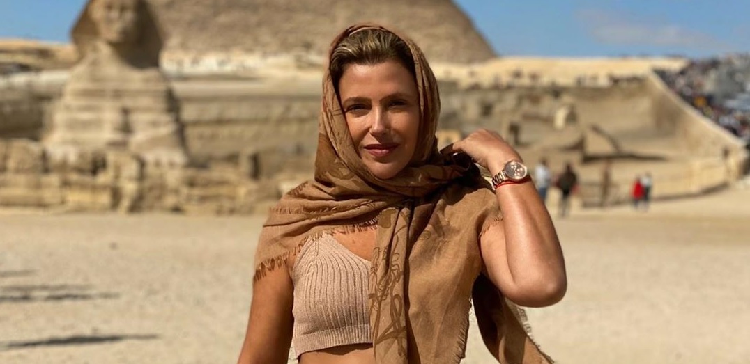 Carolina Arregui se llena de elogios al lucir su figura desde África