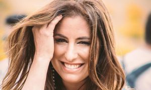 Fran Sfeir muestra su pancita de embarazo posando en bikini