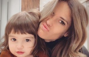 Gala Caldirola generó debate en Instagram por fotos de su hija en la piscina