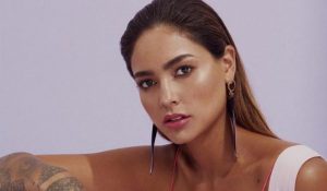 ¡Toda una sirena! Camila Recabarren saca aplausos con desnudo total en la playa