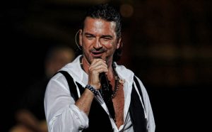 Ricardo Arjona se presenta vía streaming y sus fans enloquecen