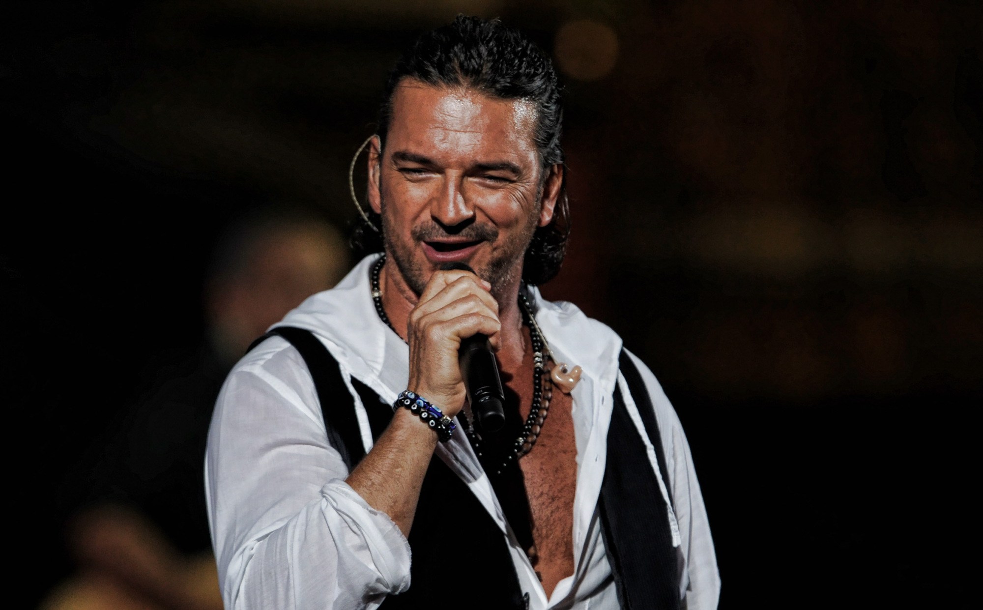 Ricardo Arjona se presenta vía streaming y sus fans enloquecen