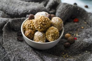 Prepara estas ricas bolitas energéticas como colación para tu hijos
