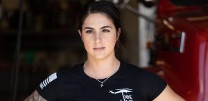 ¿Será para tanto? Bombera fue despedida por las fotos que subía a Instagram