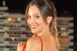Daniela Palavecino sorprendió con osado topless desde la playa