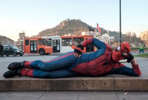 Sensual Spiderman muestra el atuendo con el que 'combate' el coronavirus