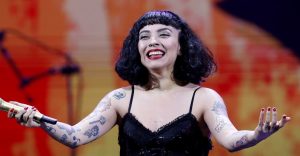 ¡Igualita! Mujer del público de Viña sorprendió con parecido a Mon Laferte