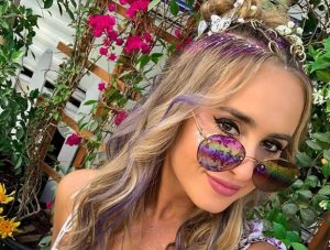 Glitter hair: Descubre la tendencia capilar que arrasa este verano