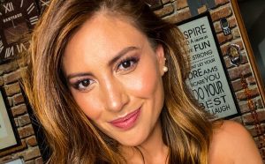 Karen Bejarano muestra cómo quedó su camioneta tras el robo que sufrió hace unos días