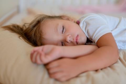 Estudio revela relación entre horas de sueño y peso en los niños 