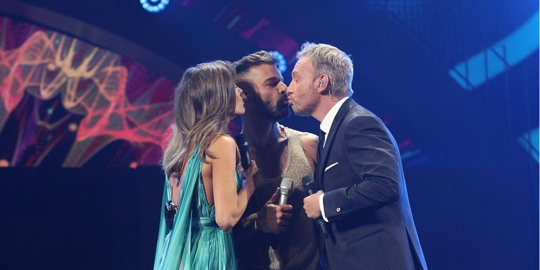 La divertida reacción de Martín Cárcamo tras su piquito con Ricky Martin