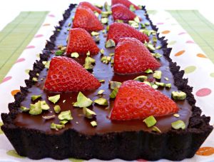 Sorprende a tu pareja con esta rica tarta de frutillas y chocolate