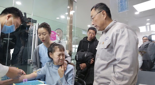 joven china con rostro de anciana fue sometida a cirugia