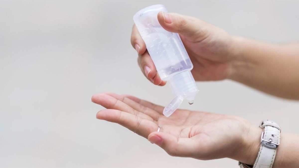 Empresas que hacen alcohol gel aseguran stock, pero puede que falten envases