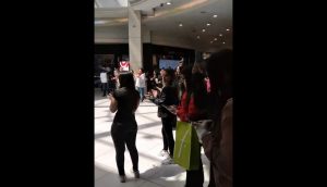Trabajadores protestaron para exigir cierre de tiendas en malls capitalinos