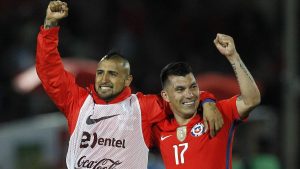 Vidal y Medel lanzan campaña para ayudar a la Cruz Roja