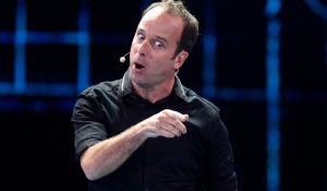 Stefan Kramer comparte divertido video con llamado a quedarse en casa