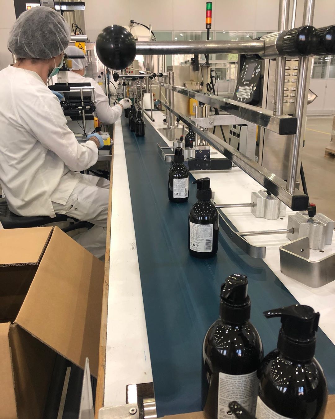 shakira usa fábrica de sus perfumes en hacer alcohol gel