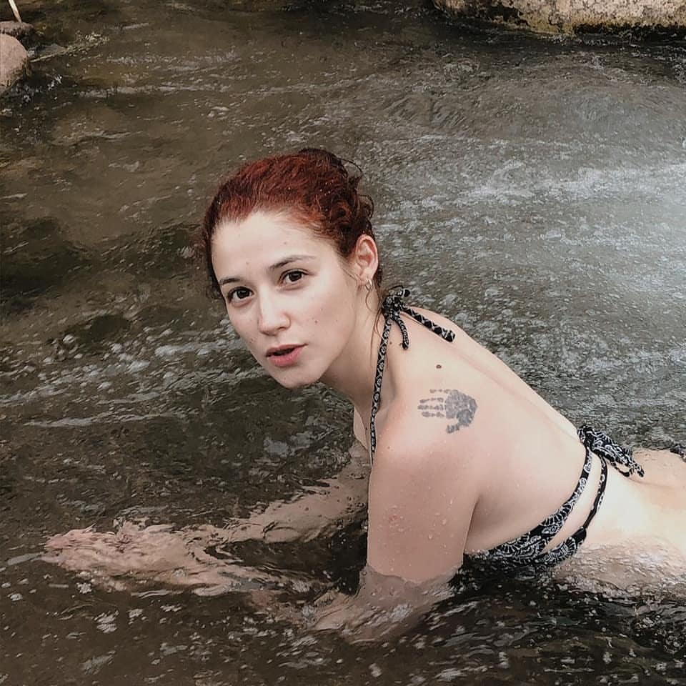 fernanda se atrevió con un nuevo look rojo