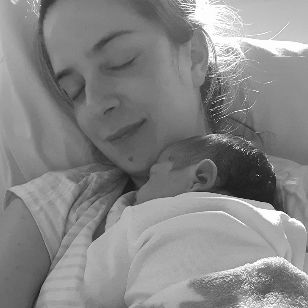 alison mande y su bebé recién nacido