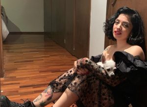 Mon Laferte sorprende cantando desde el baño de su casa