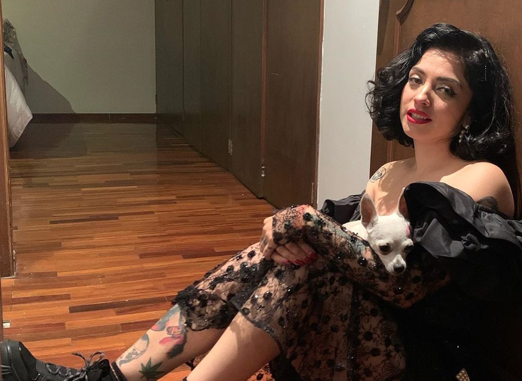 Mon Laferte sorprende cantando desde el baño de su casa