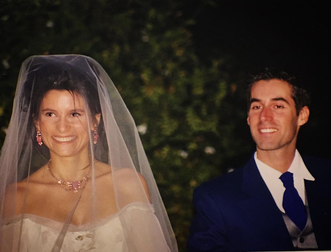 carlos días dedica sentido mensaje por 20 años de matrimonio